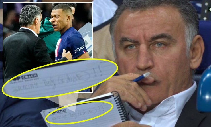 HLV Galtier để lộ cuốn sổ ghi chép có dòng chữ&nbsp;"Kylian pref (the right)" (Vị trí ưa thích của Mbappe là cánh phải)