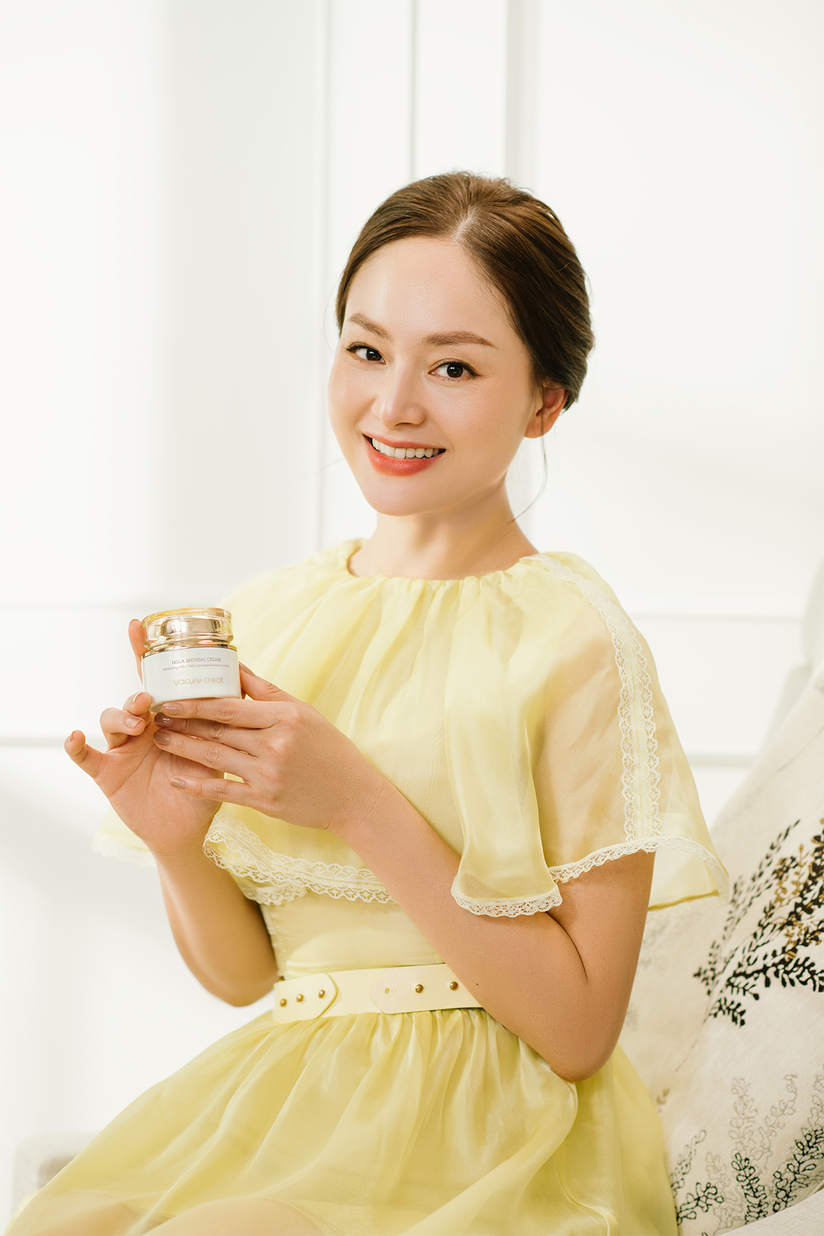 Diễn viên Lan Phương tin tưởng lựa chọn sản phẩm Mela Shining Cream bởi tính an toàn tuyệt đối và độ hiệu quả cao