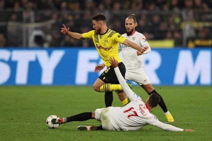 Dortmund (áo vàng) sáng cửa vào vòng knock-out