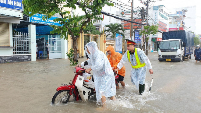 Nhiều phương tiện chết máy vì chạy trong nước.