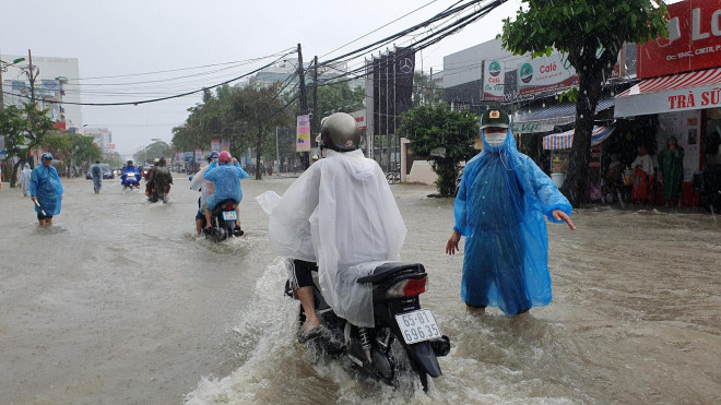 Lực lượng Công an TP Cần Thơ lội nước điều tiết giao thông