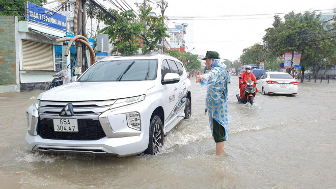 Theo đó, mực nước đỉnh triều cao nhất đến 7 giờ ngày 13/10 tại các trạm trên sông Hậu vượt mức báo động III, từ 0,27 - 0,28m. Dự báo, mực nước đỉnh triều tại Cần Thơ sẽ biến đổi chậm trong ngày đầu, sau đó xuống thấp dần nhưng vẫn ở mức cao trên mức báo động III (2m) cho đến ngày 15/10, sau đó sẽ xuống nhanh và thấp.