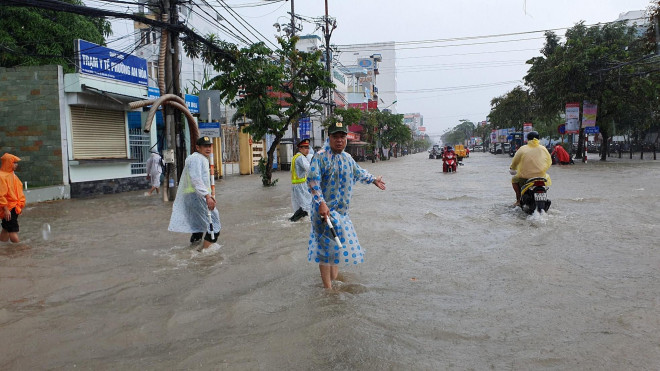 Sáng 13/10, Đài khí tượng Thuỷ văn TP Cần Thơ cho biết, trong 24 giờ qua, mực nước tại sông rạch TP Cần Thơ tiếp tục cao vượt mức lịch sử năm 2019 là 0,02m.