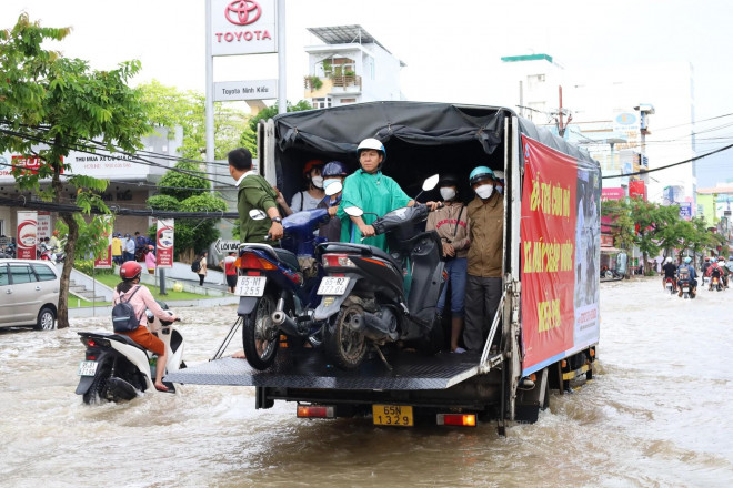 Các nhà hảo tâm trên địa bàn TP Cần Thơ còn đưa xe tải đến hỗ trợ cứu hộ, chở cả người và xe máy đi qua khu vực bị ngập sâu.