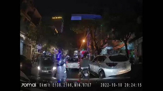 Thiếu niên đập kính ô tô bị camera ô tô đi phía sau ghi lại