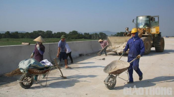 Công tác dọn dẹp vệ sinh trên mặt cầu cũng được triển khai sau khi thi công xong phần lan can.