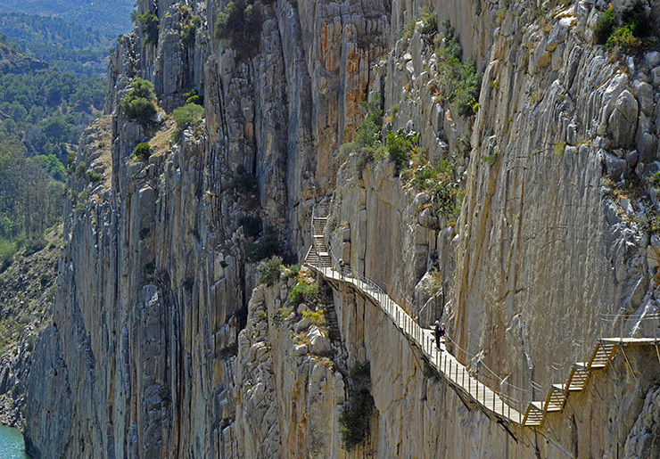 2. Con đường này uốn lượn dọc theo các vách đá ở hẻm núi Desfiladero de los Gaitanes, El Chorro, gần Malaga, Tây Ban Nha.
