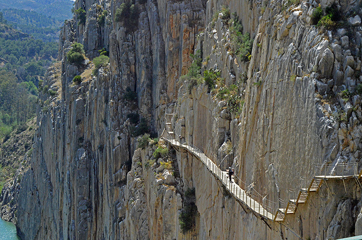 7. Nó được đặt tên là Caminito del Rey, có nghĩa là “đường của Vua”, nhằm tôn vinh Vua Alfonso XIII, người có mặt tại đây vào năm 1921 để khánh thành tuyến đường.
