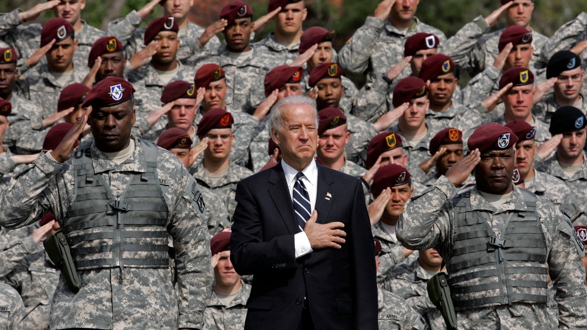 Tổng thống Mỹ Biden trong một cuộc gặp với các binh sĩ quân đội (ảnh: RT)