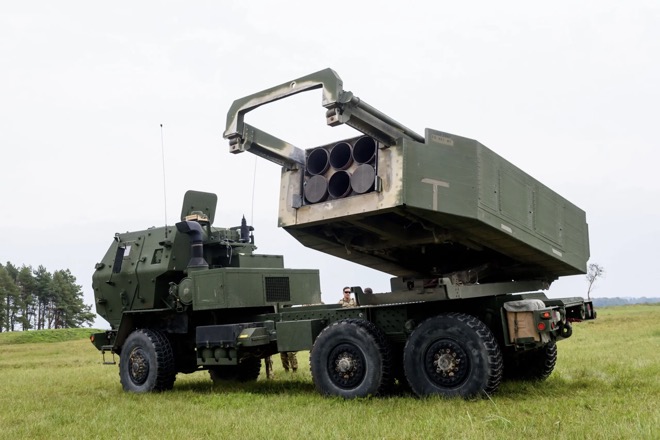 Các xe phóng HIMARS có sẵn&nbsp;chỉ cần thay bệ phóng là tương thích với đạn tăng tầm mới.