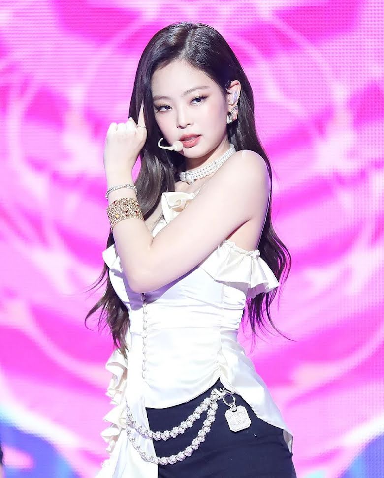 Biểu cảm gương mặt biến hóa của Jennie.