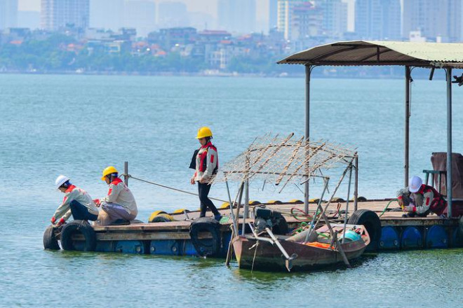 Trước đó, năm 2017, UBND TP Hà Nội đã yêu cầu chấm dứt hoàn toàn hoạt động của các doanh nghiệp kinh doanh dịch vụ, văn hóa, thể thao du lịch, vui chơi giải trí, nuôi trồng, khai thác thủy sản trong phạm vi quản lý hồ Tây, di chuyển các tàu, thuyền, phương tiện nổi về một vị trí tập kết và xây dựng kế hoạch tháo dỡ