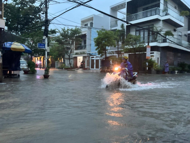 Chị Hoài Thu (quận Hải Châu) cho hay tan làm về nhà ở đường Trương Chí Cương thì thấy nước ngập cả khu. Xe chị hiện đã bị chết máy, không thể di chuyển. Những ôtô gầm cao mới dám lội nước. Hiện trời Đà Nẵng vẫn mưa rất to.