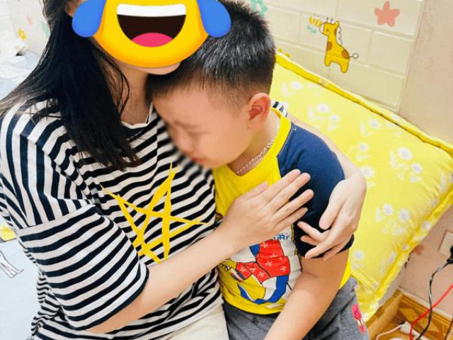 Con trai nghe nhạc lại khóc mãi không ngừng, người mẹ biết nguyên nhân mà cực hạnh phúc