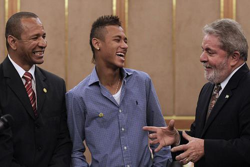 Ông Neymar Santos "đạo diễn" vụ chuyển nhượng Neymar đến PSG