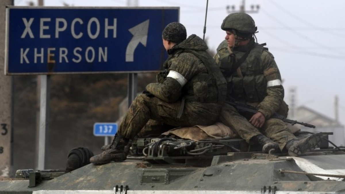 Quân đội Nga ở Kherson (ảnh: CNN)