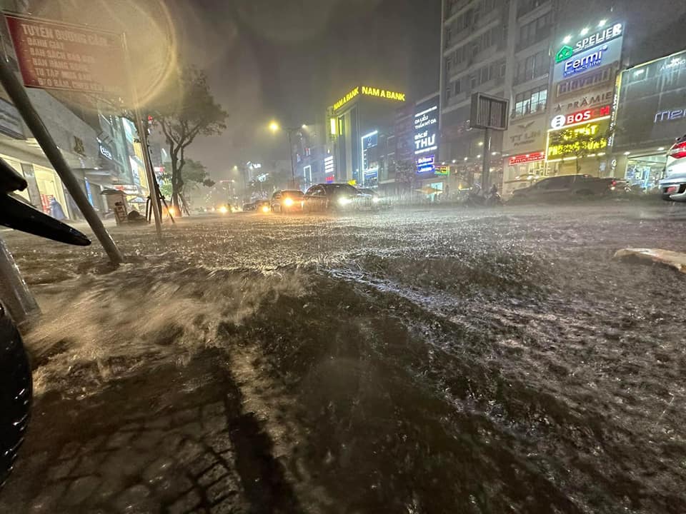 Dự báo, đêm nay đến ngày mai (15/10), mưa lớn tiếp tục trút xuống Đà Nẵng nên nguy cơ ngập lụt vẫn tiếp diễn