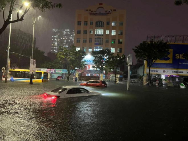 Nhiều tuyến đường chính của TP.Đà Nẵng ngập sâu, người dân di chuyển khó khăn. Ảnh: Tri thức trực tuyến.