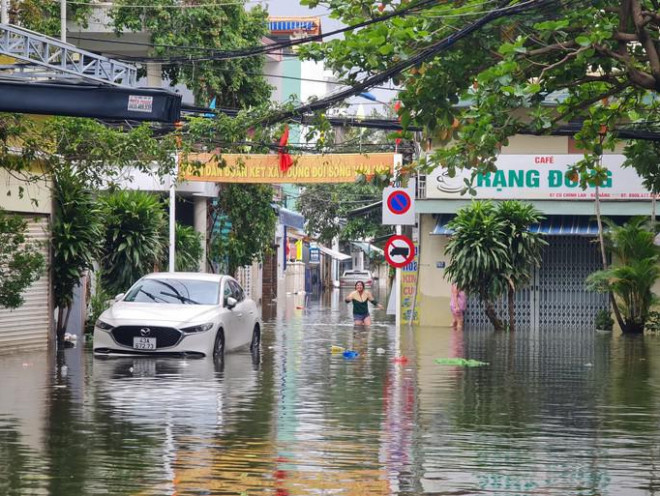 Các khu dân cư gần đường Điện Biên Phủ đến sáng nay vẫn ngập trong nước