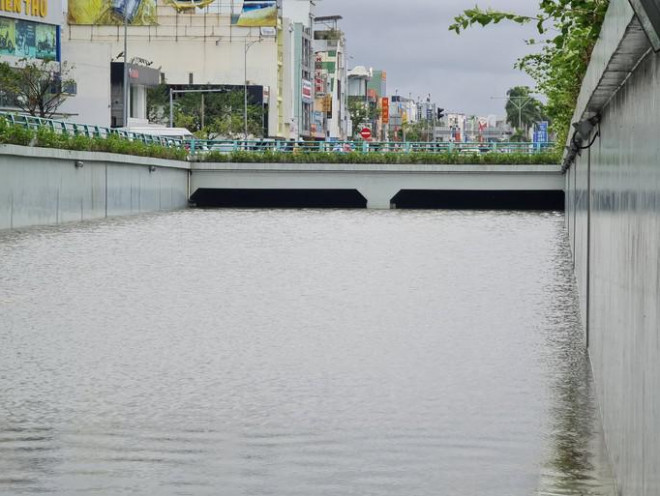 Nước ngập lên đến đỉnh hầm của hầm chui Điện Biên Phủ