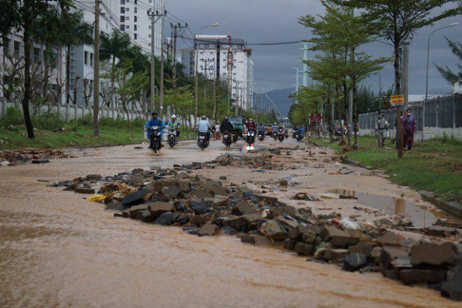 Đường số 4 - KCN Hòa Khánh tan hoang sau ngập lớn