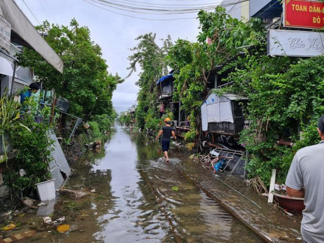 Nước ngập tại khu vực đường ray tàu hỏa trên địa bàn quận Thanh Khê