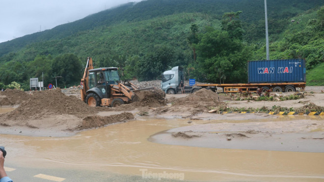 Lực lượng chức năng và Công ty CP Đầu tư hạ tầng giao thông Đèo Cả (đơn vị quản lý vận hành hầm Hải Vân) đã huy động phương tiện, máy xúc cùng hàng trăm nhân công tiến hành khắc phục sự cố. Ảnh: Nguyễn Thành