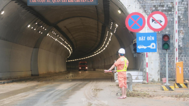 Đơn vị vận hành người bố trí lực lượng điều tiết giao thông ở miệng hầm số 2 sau khi đã thông. Ảnh: Nguyễn Thành