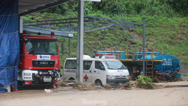 Phương tiện phục vụ công tác cứu hộ cứu nạn của hầm Hải Vân bị đất, bùn chắn lối.