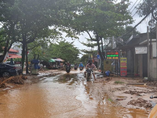 Đến trưa 15-10, nước ngập tại nhiều khu vực quận Liên Chiểu đã rút dần, các phương tiện cơ bản có thể lưu thông