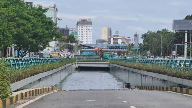 Hầm chui được thiết kế máy bơm tự hành, tuy nhiên hệ thống này không hoạt động hiệu quả