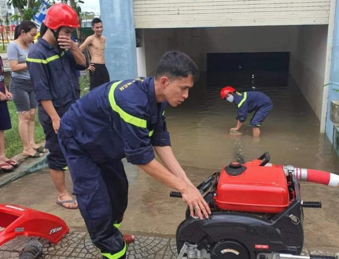 Cạnh đó, lực lượng PCCC-CNCH Công an Đà Nẵng đang tích cực rút nước tại các hầm trên địa bàn