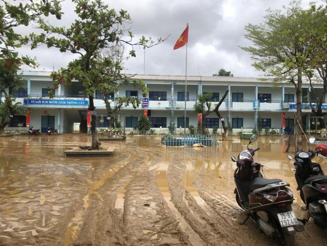 Do trường ở khu vực thấp, mặc dù đã chuẩn bị kê cao đồ đạc nhưng nước tràn vào quá nhanh khiến mọi người không kịp trở tay