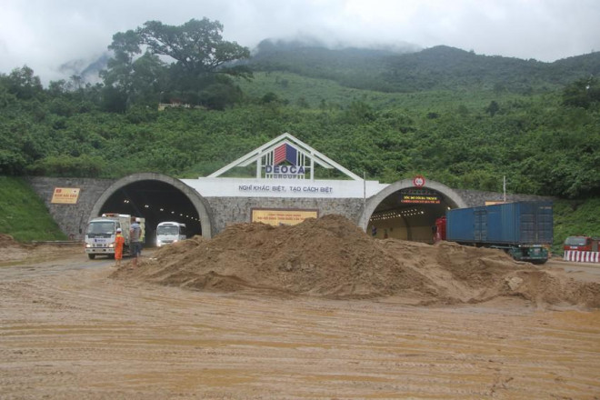 Hầm Hải Vân đã lưu thông được 2 tuyến sau khi bị sạt lở-Ảnh: NGÔ QUANG