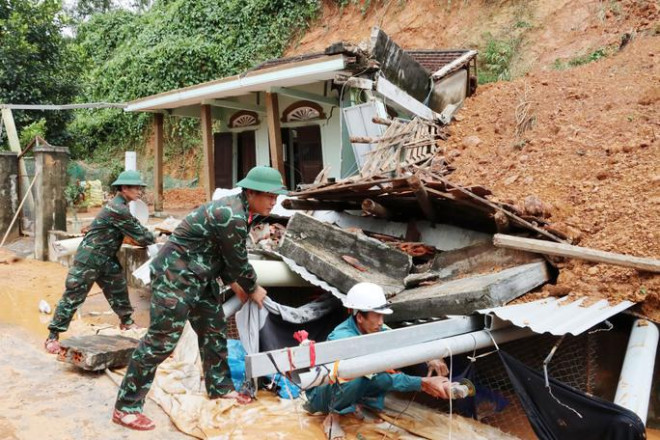 Một lượng lớn đất đá đổ ập xuống căn nhà.