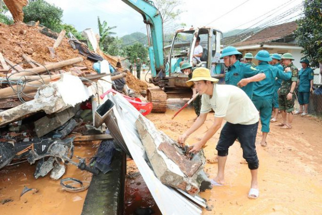 Các lực lượng giúp gia đình dọn dẹp.