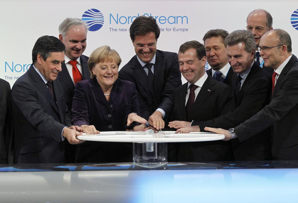 Cựu Thủ tướng Đức Merkel trong lễ khánh thành đường ống khí đốt Nord Stream 1 (ảnh: DW)