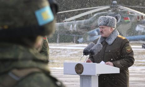 Tổng thống Lukashenko cho hay Belarus bắt đầu triển khai lực lượng quân sự chung với Nga trên lãnh thổ của mình. Ảnh: AP