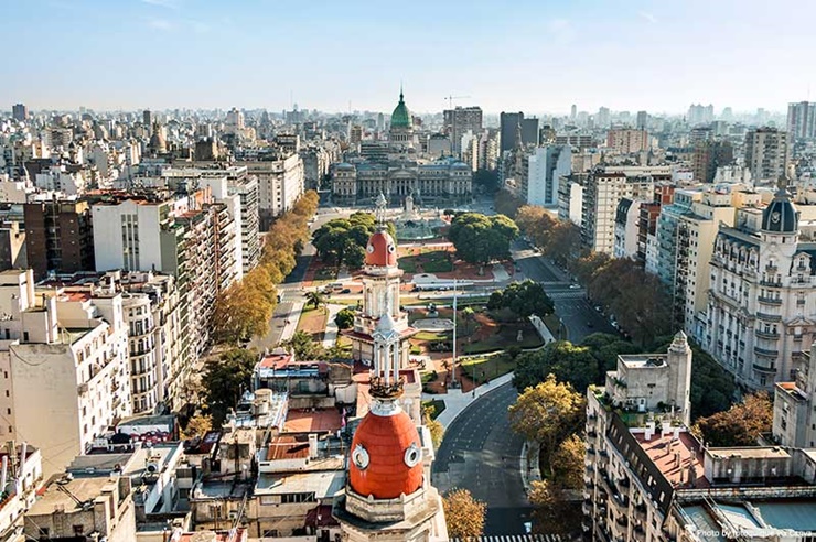 &nbsp;Argentina đã phải hứng chịu các cuộc khủng hoảng kinh tế tái diễn, thâm hụt tài chính và tài khoản vãng lai dai dẳng, lạm phát cao, nợ nước ngoài gia tăng và dòng vốn chảy ra ngoài.&nbsp;
