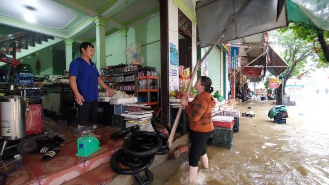 Đề phòng nước lũ lên nhanh, nhiều gia đình tại huyện Lệ Thuỷ đã tranh thủ dọn dẹp từ chiều. Ảnh: BT