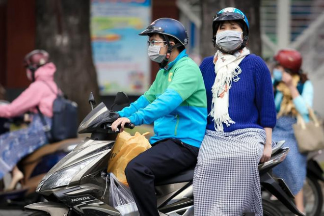 Người dân TP HCM mặc áo ấm, quàng khăn để giữ ấm khi đi ra ngoài đường (Ảnh minh họa)