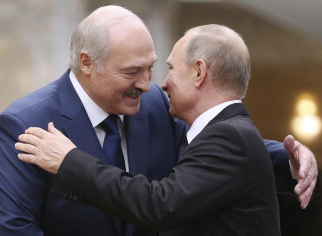 Tổng thống Nga Vladimir Putin (trái) và Tổng thống Belarus Alexander Lukashenko. Ảnh: Tatyana Zenkovich/POOL/AP