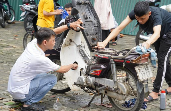 Các thành viên đội SOS Đại học Đông Á hỗ trợ người dân, sinh viên sửa xe miễn phí