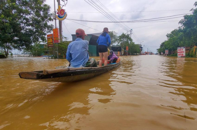 Hơn 600 nhà ngập lụt, người dân dùng thuyền đi trên Quốc lộ 9 - 6