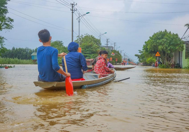 Đoạn từ Ngã 3 Cam Liên đến cầu Kiến Giang (Quốc lộ 9C) bị ngập sâu. Ảnh: BT