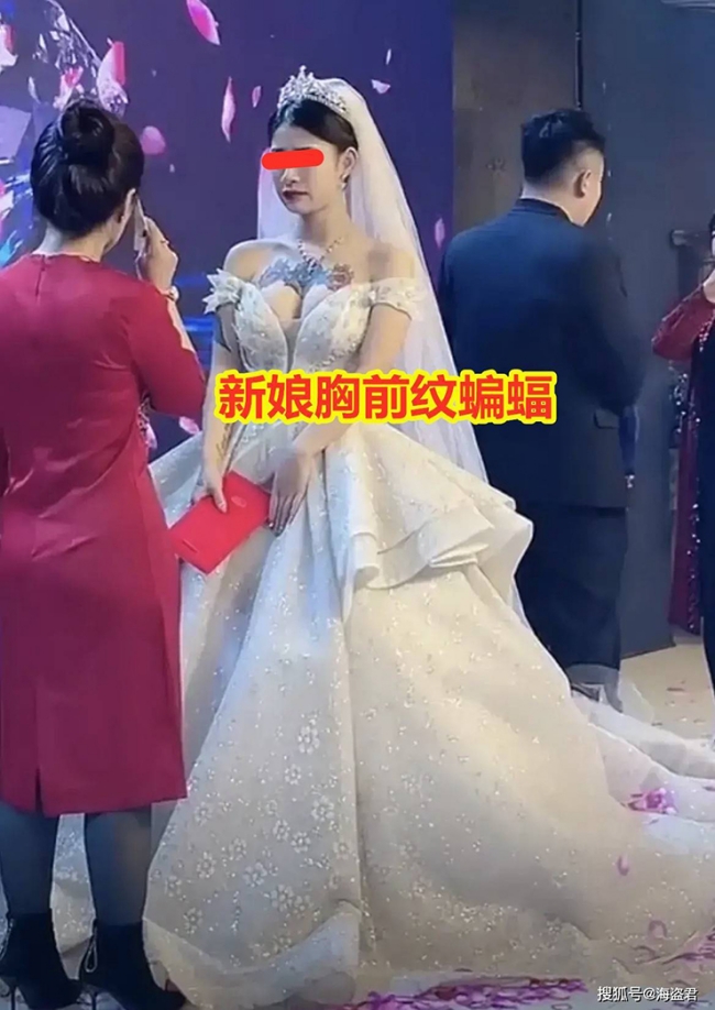 Cô dâu Trung Quốc này từng khiến nhiều người phải bàn tán không chỉ bởi hình xăm lớn trên ngực mà còn bởi lựa chọn váy cưới gợi cảm.
