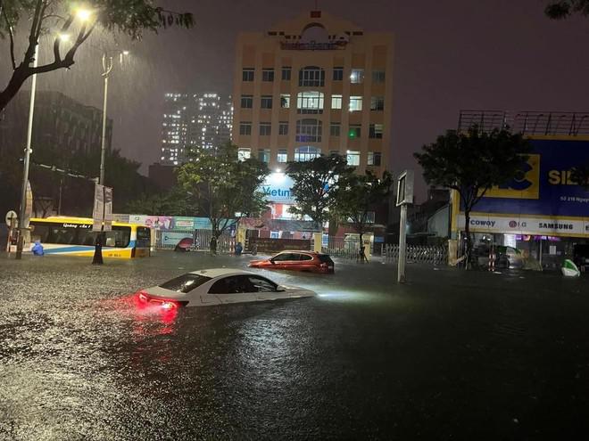 Ô tô trôi lềnh bềnh trên phố sau cơn mưa lớn