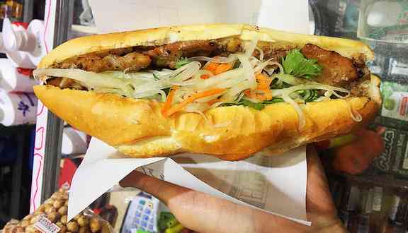 Bánh mì Hà Nội khá lớn, vỏ giòn, phần ruột rỗng và pate dày