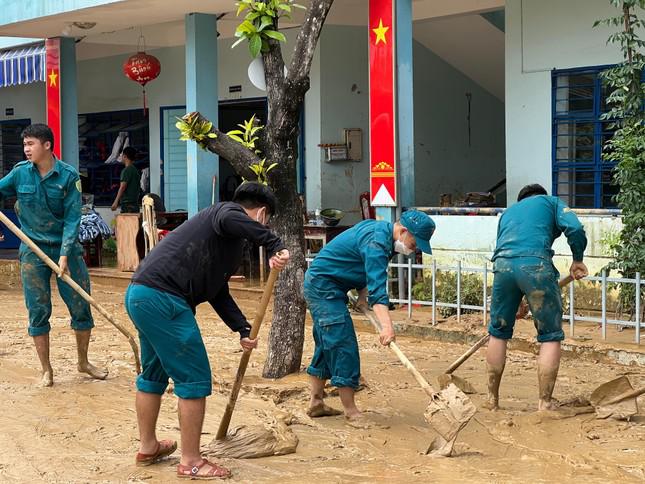 Lực lượng dân quân phường Hòa Khánh Nam tích cực cào bùn hỗ trợ trường học.