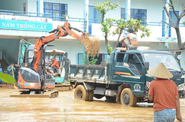 Bùn lầy quá dày, nhà trường phải huy động 2 máy múc và 2 xe bán tải nhỏ để vận chuyển.